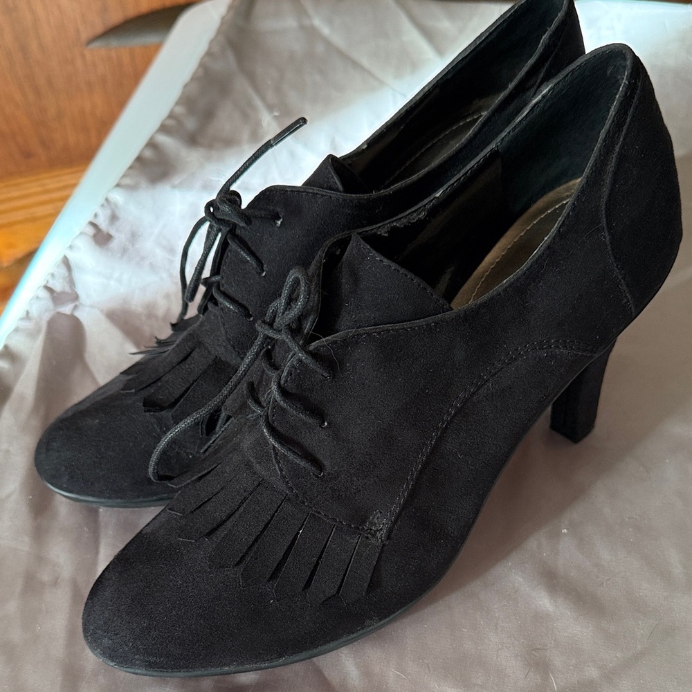 TAHARI Kiltie Women's Lace-Up Heels